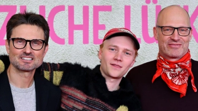 Eine Million Menschen haben die Tragikomödie mit Bruno Alexander (M) mittlerweile gesehen, die Simon Verhoeven (l) inszeniert hat nach einem Roman von Joachim Meyerhoff (r). (Archivbild) (Foto: Sven Hoppe/dpa)
