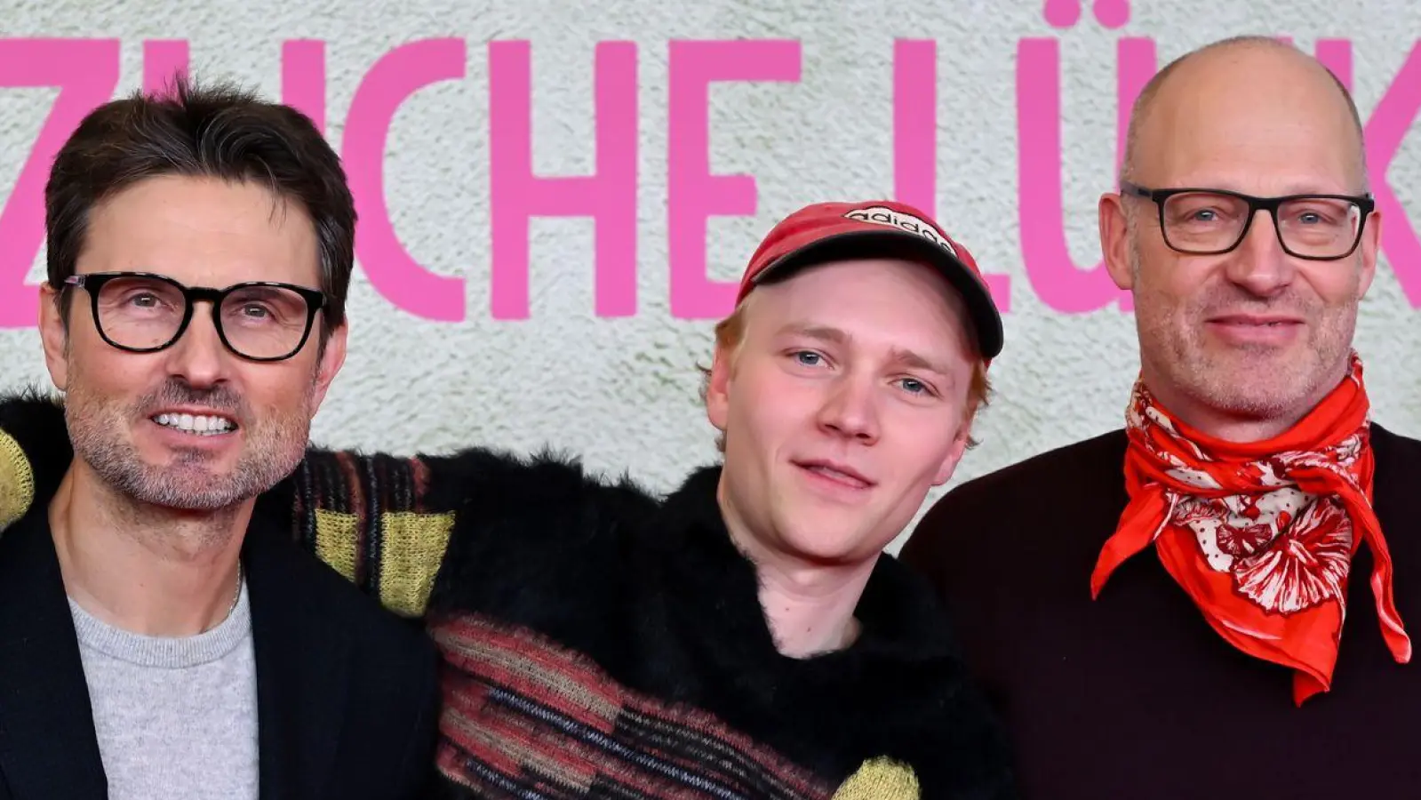 Eine Million Menschen haben die Tragikomödie mit Bruno Alexander (M) mittlerweile gesehen, die Simon Verhoeven (l) inszeniert hat nach einem Roman von Joachim Meyerhoff (r). (Archivbild) (Foto: Sven Hoppe/dpa)