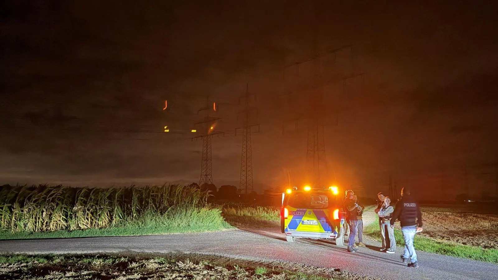 Polizei prüft verdächtigen Gegenstand an Umspannwerk. (Foto: Jan Ohmen/dpa)