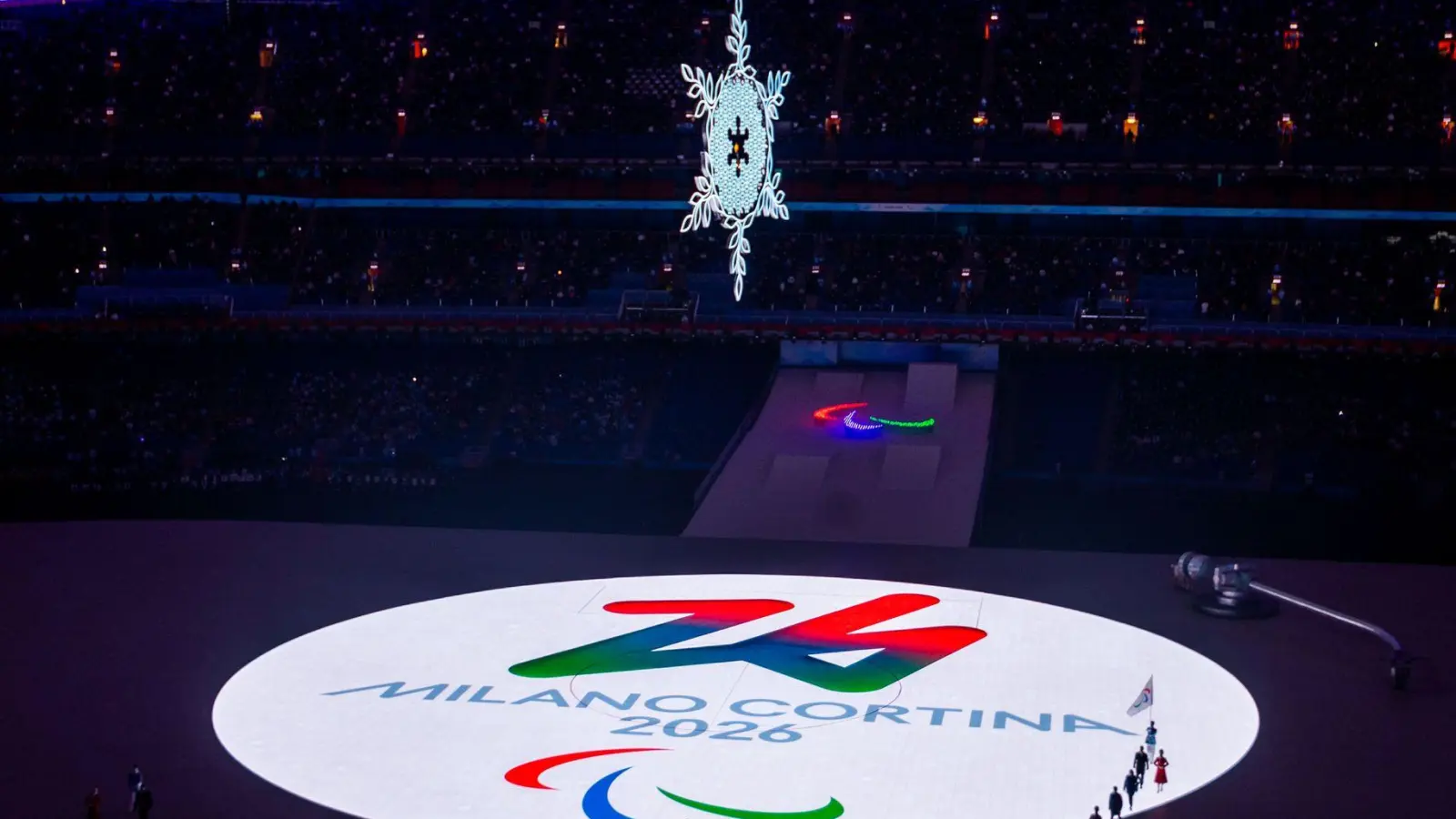 Statt Athleten werden Freiwillige bei der Eröffnung der Paralympischen Spiele die Fahnen tragen. (Archivbild)  (Foto: Jens Büttner/dpa-Zentralbild/dpa)