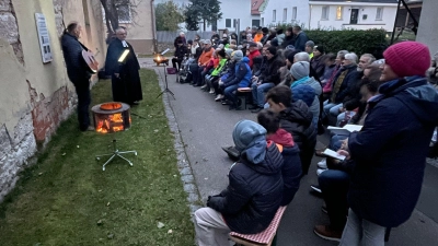 Bürgermeister Rainer Mayer griff zur Gitarre, Pfarrer Manfred Lehner und Diakon Markus Giese (verdeckt) gestalteten gemeinsam einen Gottesdienst zum Jahrestag der Reichspogromnacht, in dem sie sich deutlich gegen aktuelle politische Entwicklungen positionierten. (Foto: Sylvia Giese)