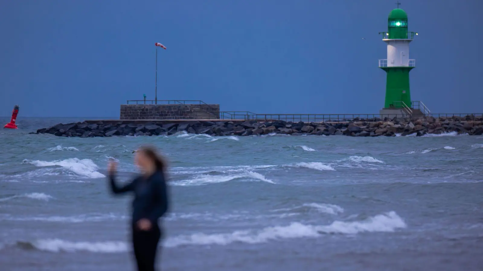 Betroffen vom jüngsten Fischsterben war die Küste von Markgrafenheide, Hohe Düne, Warnemünde bis Heiligendamm. (Archivbild) (Foto: Jens Büttner/dpa)