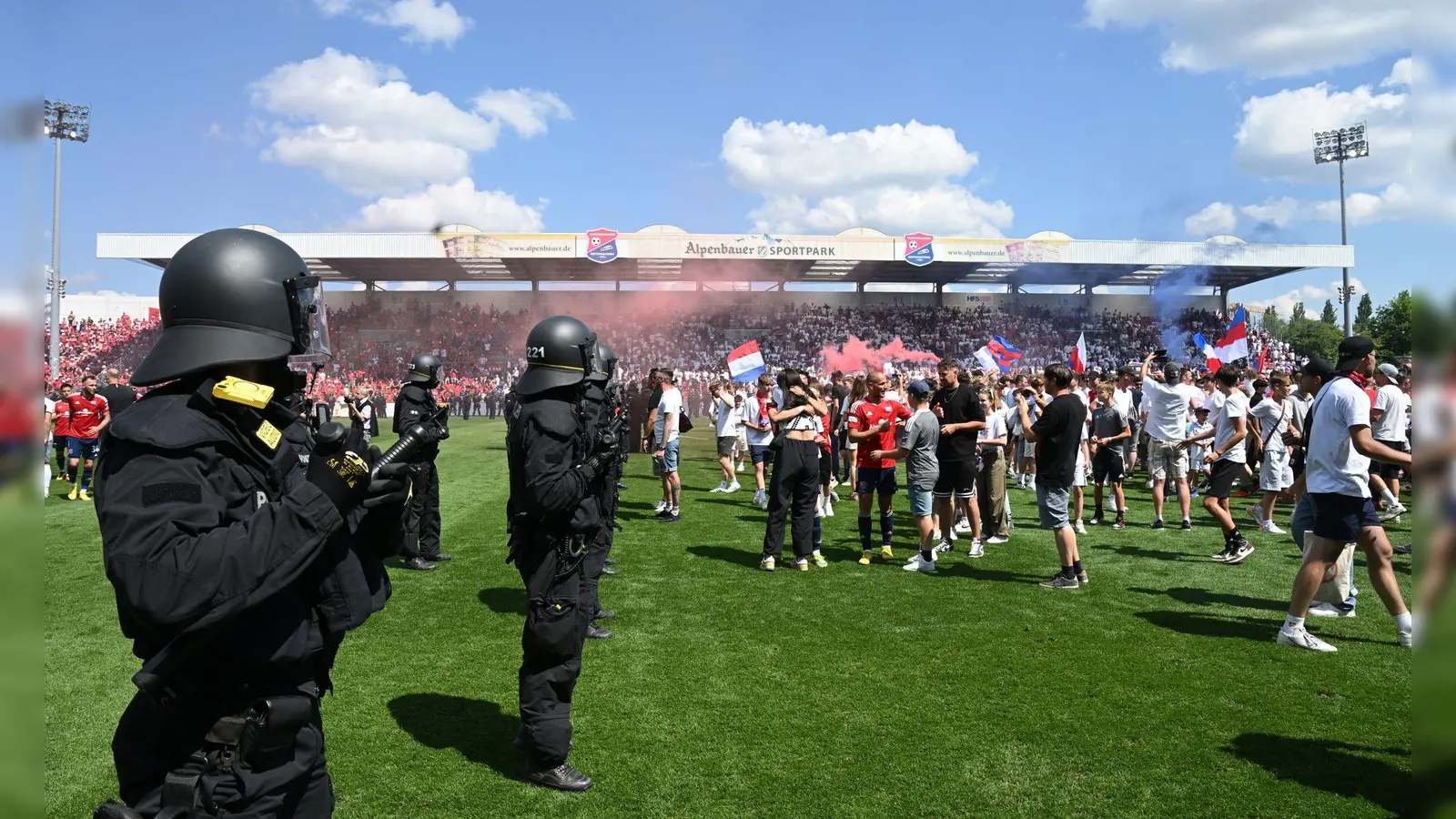 Der Sportpark Unterhaching ist wegen nicht ausreichenden Sicherheitskonzeptes von der Gemeinde gesperrt worden. (Foto: Angelika Warmuth/dpa)