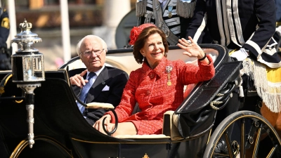 Bei der großen Feier zu ihrer Goldhochzeit fuhren König Carl XVI. Gustaf und Königin Silvia am vergangenen Wochenende in einer offenen Kutsche durch Stockholm.  (Foto: Henrik Montgomery/TT News Agency/AP/dpa)