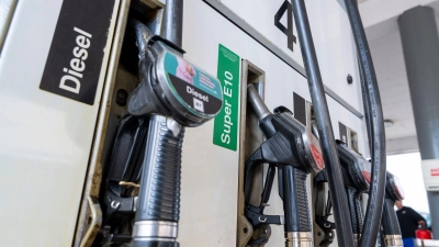 Kurz nach Beginn des Iran-Kriegs hatte der Dieselpreis den für E10 überholt. Nun ist wieder E10 teurer. (Archivbild) (Foto: Peter Kneffel/dpa)