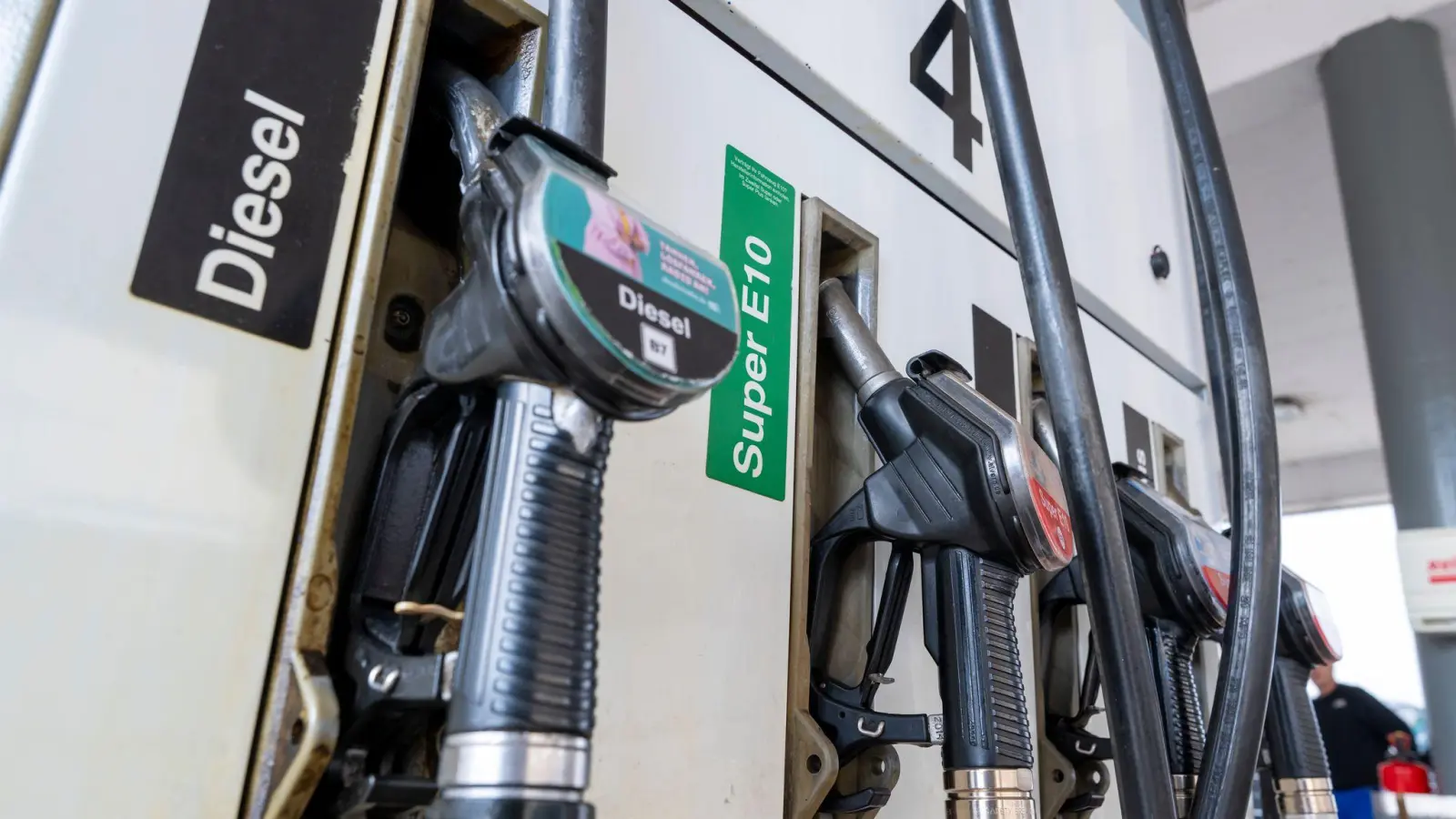 Kurz nach Beginn des Iran-Kriegs hatte der Dieselpreis den für E10 überholt. Nun ist wieder E10 teurer. (Archivbild) (Foto: Peter Kneffel/dpa)