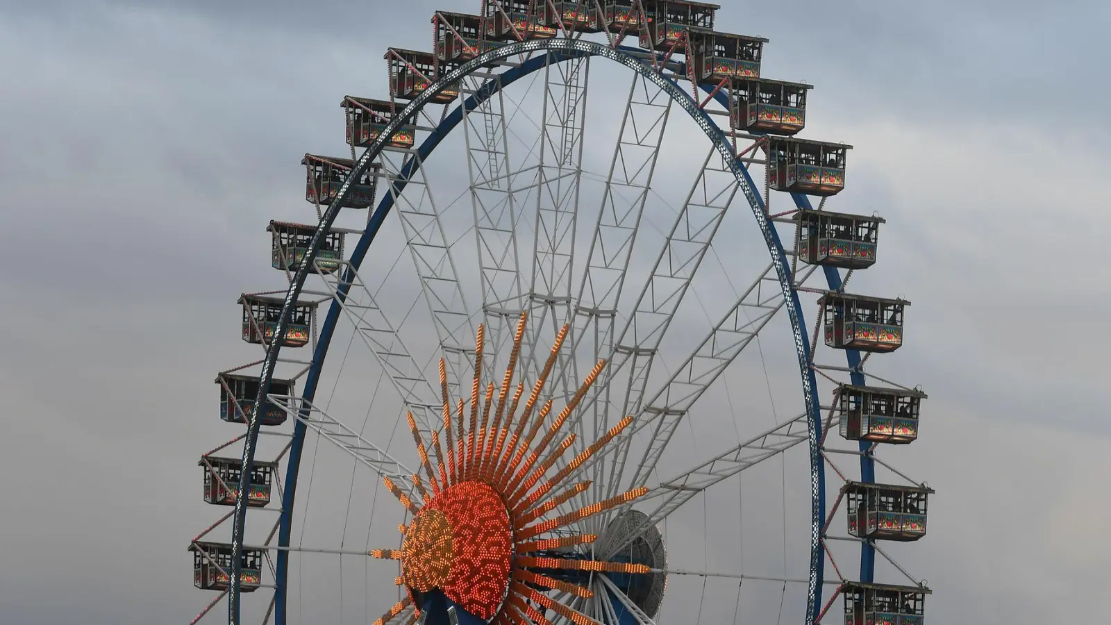 Das Wetter schwächelt: Grauer Himmel über dem Oktoberfest. (Foto: Felix Hörhager/dpa)