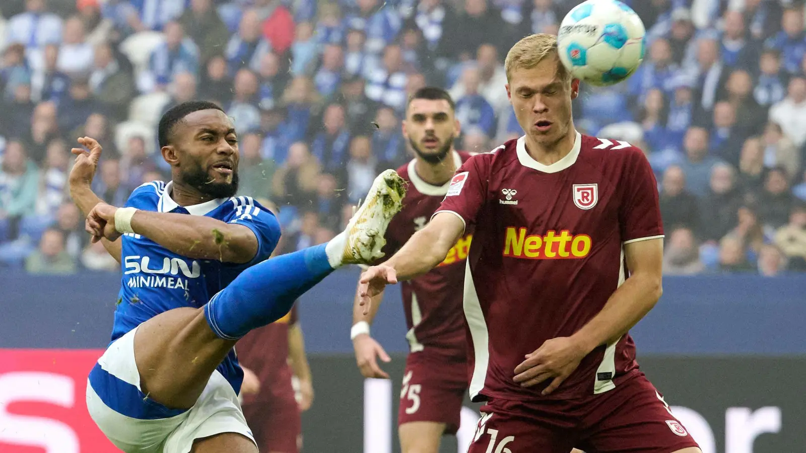 Schalke 04 kämpft sich vorerst von den Abstiegsrängen (Foto: Bernd Thissen/dpa)