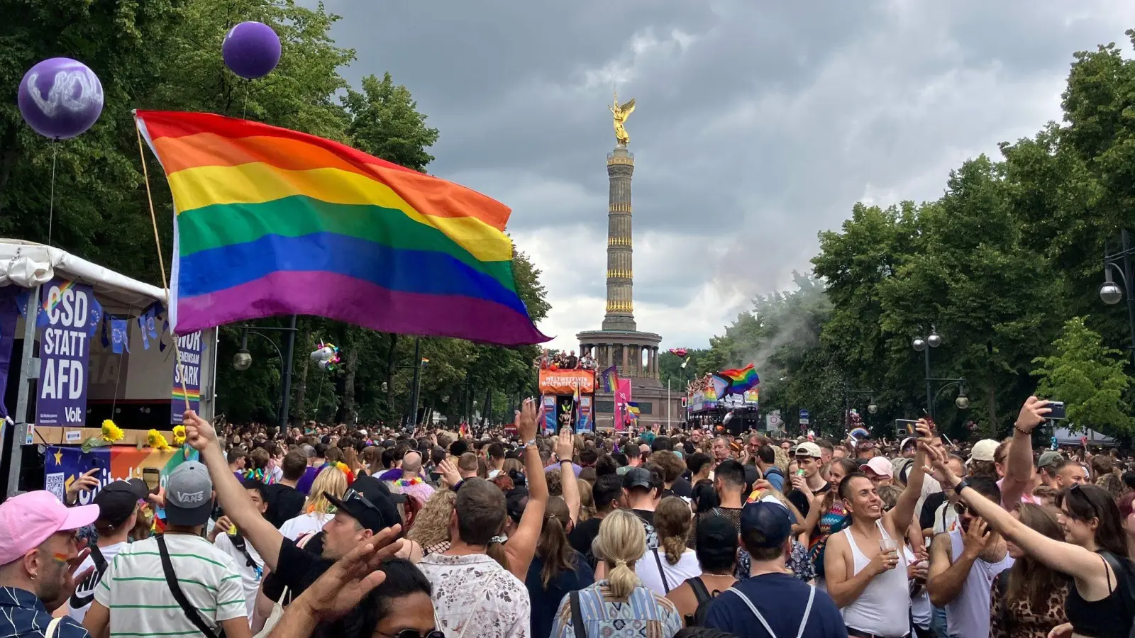 Schlusspunkt des Demo-Umzugs war die Siegessäule. (Foto: Anna Ross/dpa)