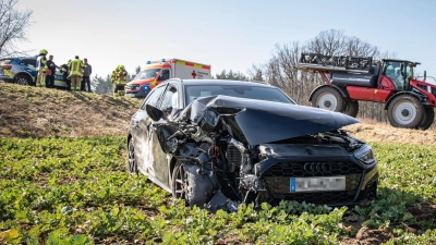 Einen 21-Jährigen schleuderte es mit seinem Auto etwa 20 bis 30 Meter in ein Feld, nachdem er mit einem Traktor kollidiert war. (Foto: News5/KW CARS)