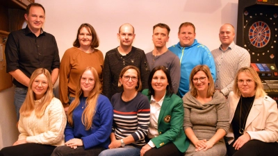 Mit diesem Team will die Gruppe „Freie Wähler-Dorfgemeinschaft” in Langenfeld in die Kommunalwahl gehen. Anna Ebener (vorne, Dritte von rechts) will Bürgermeisterin werden und steht auch auf Listenplatz 1. (Foto: Johannes Zimmermann)