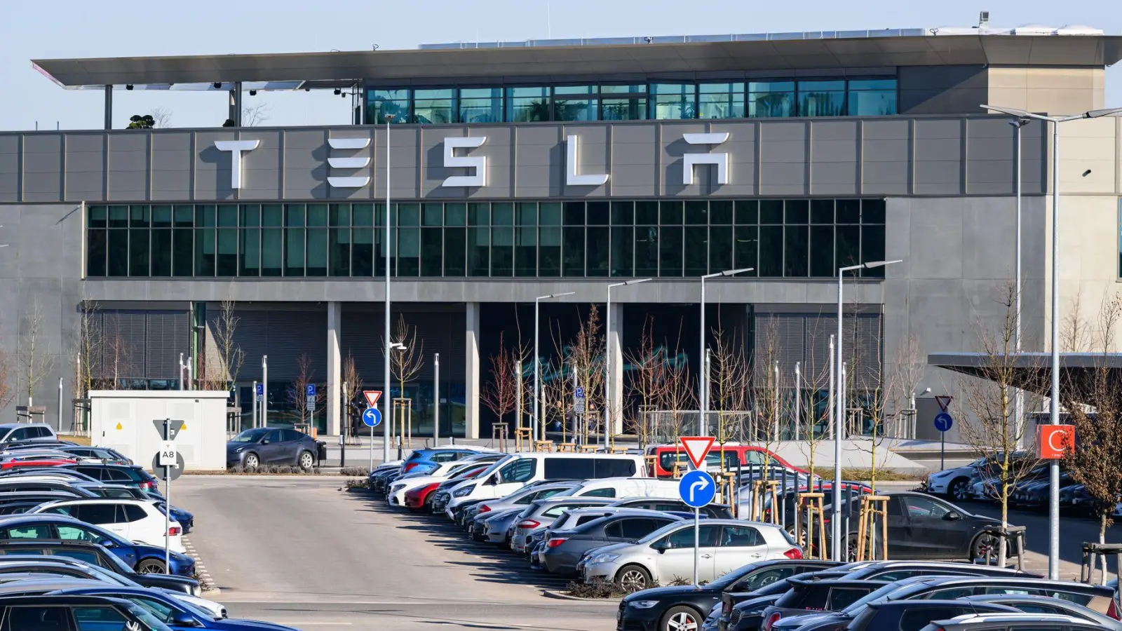 Der US-Elektroautobauer Tesla zeigt sich trotz sinkender Neuzulassungen zuversichtlich (Archivbild). (Foto: Patrick Pleul/dpa)