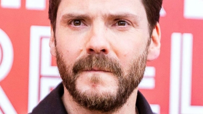 Schauspieler Daniel Brühl steht vor seinem nächsten Regieprojekt (Archivbild).  (Foto: Carsten Koall/dpa)