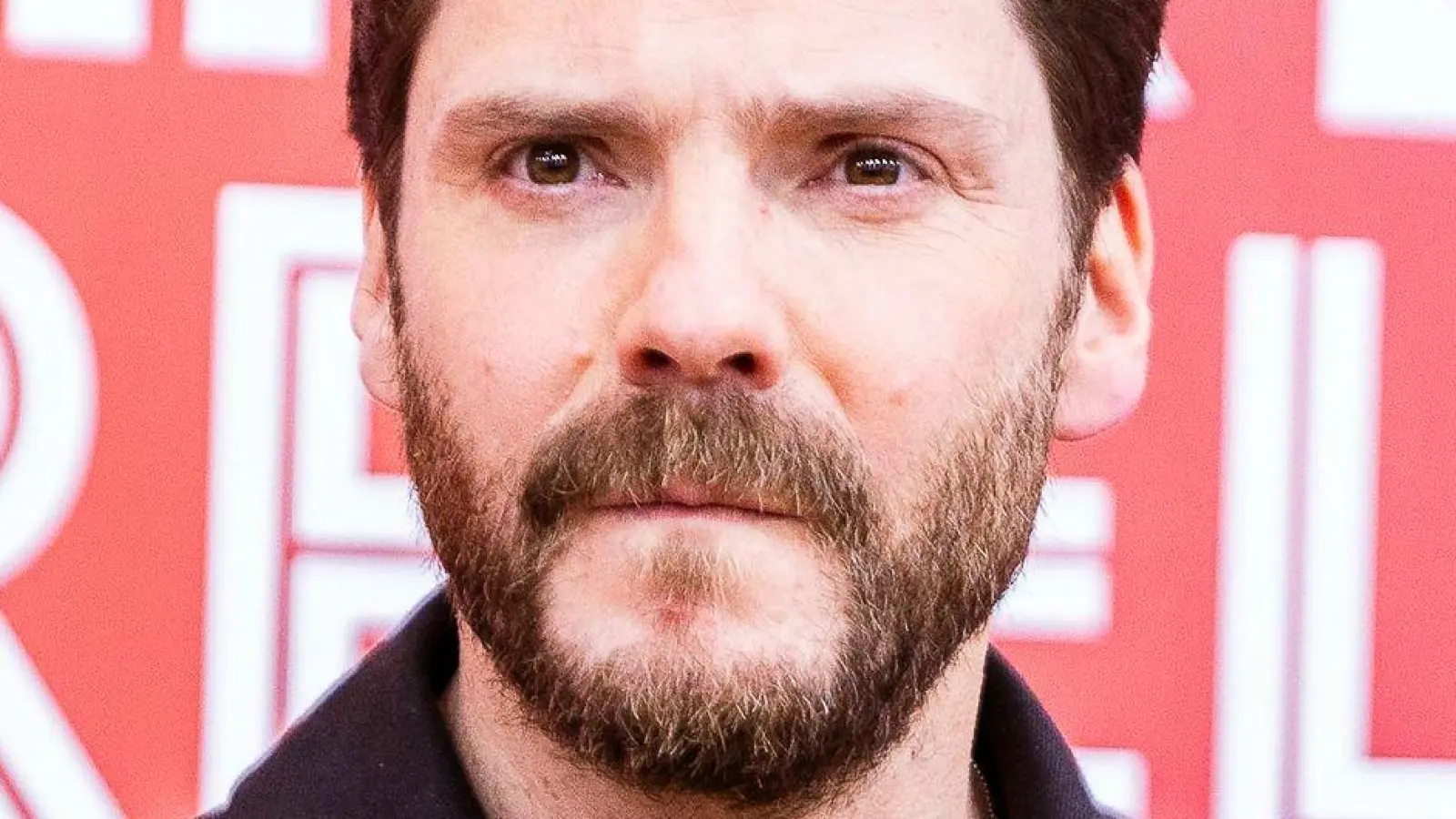 Schauspieler Daniel Brühl steht vor seinem nächsten Regieprojekt (Archivbild).  (Foto: Carsten Koall/dpa)