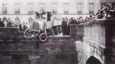Mitte der 1920-er Jahre herrscht auf den Straßen verbreitet noch Anarchie. Obwohl noch nicht viele Kraftfahrzeuge zugelassen sind, kommt es immer wieder zu Unfällen, wie dieser spektakuläre an der Ansbacher Schlossbrücke. (Repro: Alexander Biernoth)