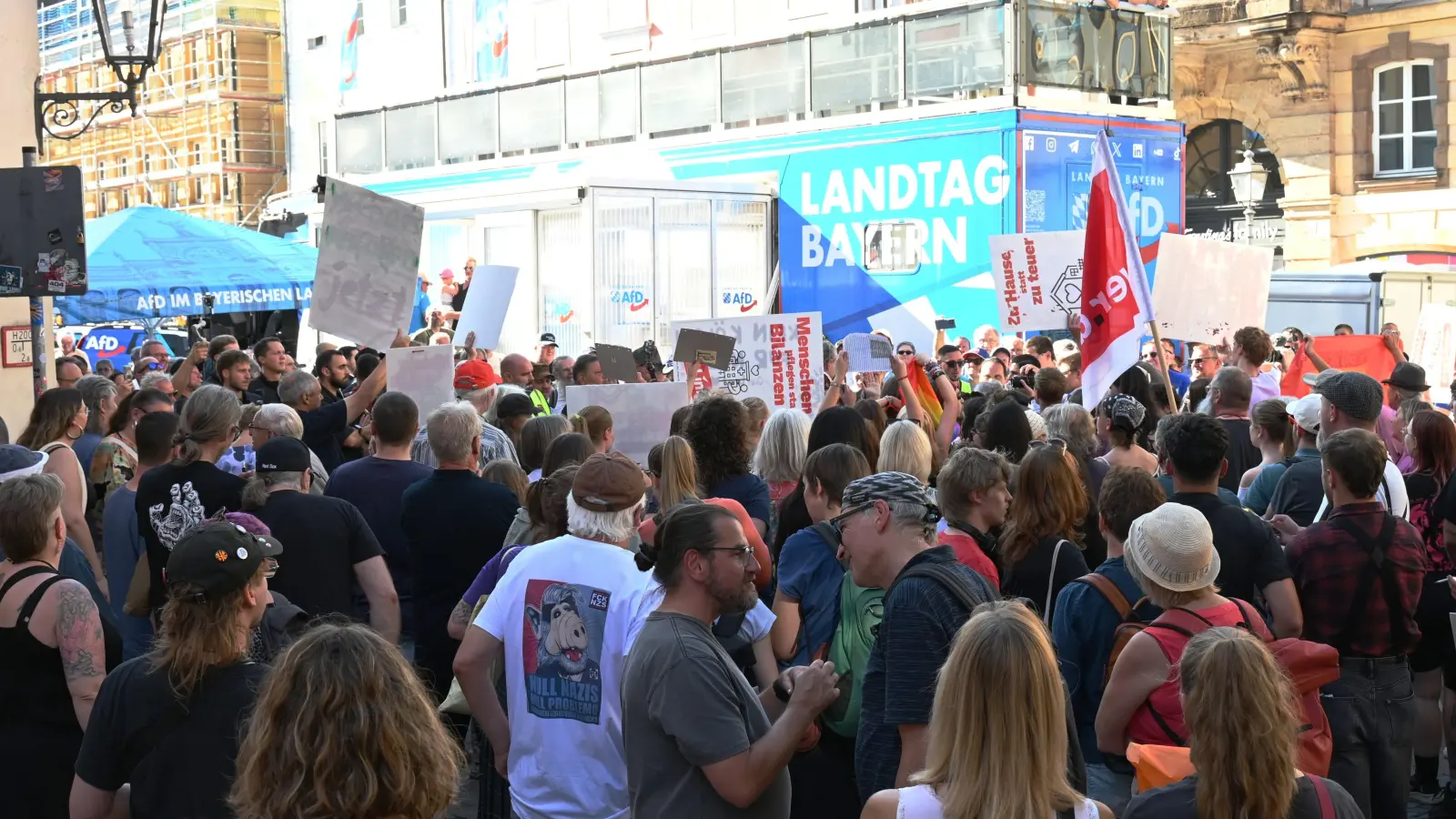 Am späten Nachmittag treffen die verschiedenen Seiten aufeinander. (Foto: Luca Paul)