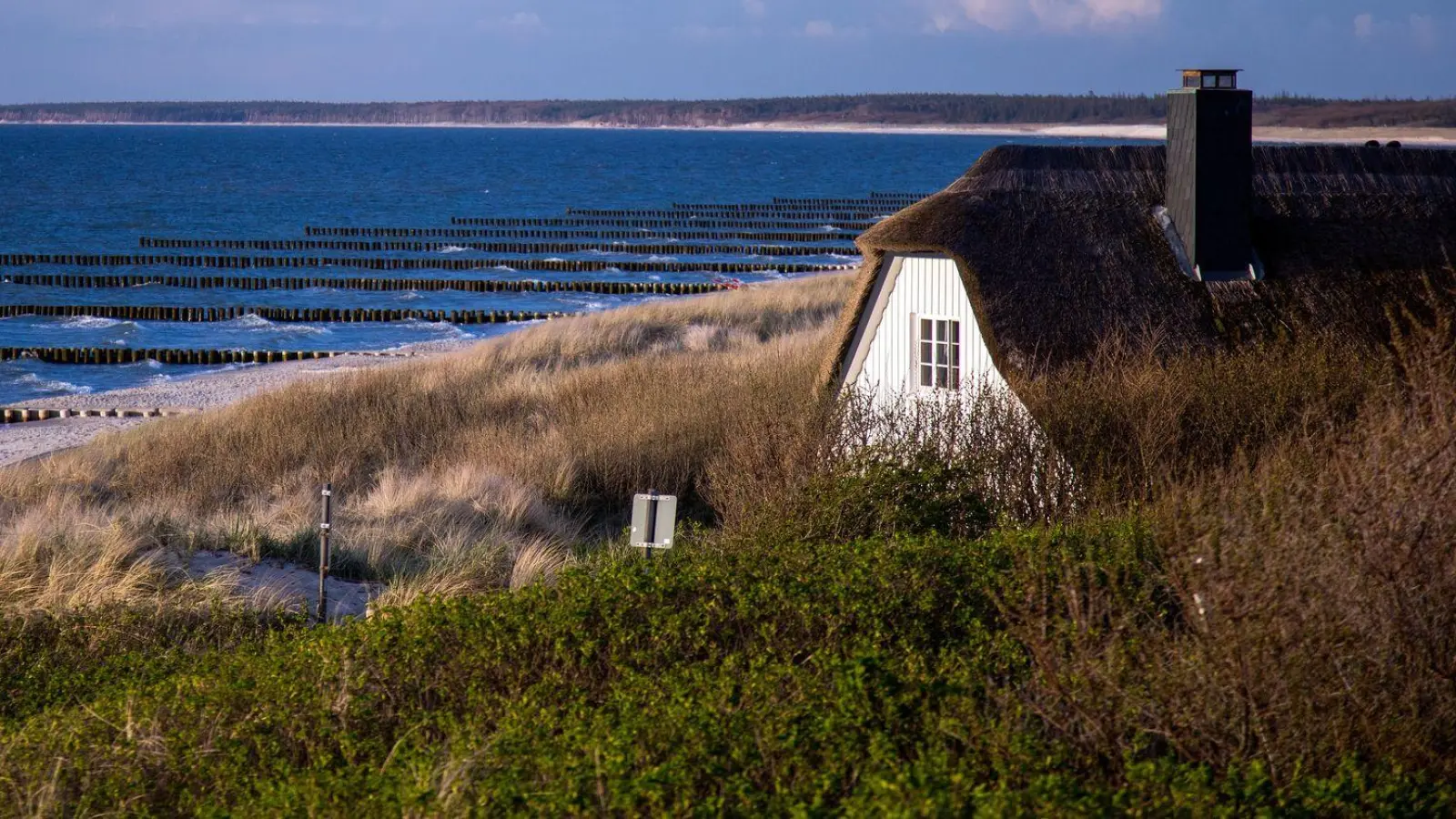 Ferienhäuser in Deutschland bleiben im europäischen Vergleich günstig. (Foto: Jens Büttner/dpa/dpa-tmn)