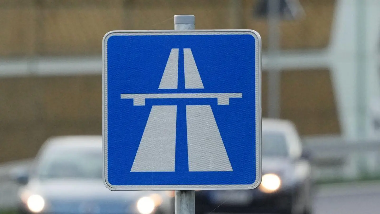 Die A7 ist an der Grenze von Hessen zu Bayern in Richtung Würzburg am Morgen zunächst gesperrt. (Foto: Soeren Stache/dpa)