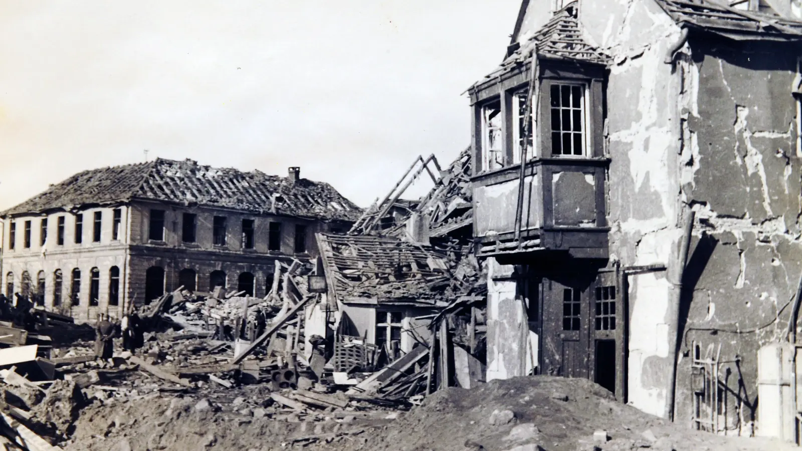Dieses Bild zeigt die Verwüstungen im Bereich des Bahnhofsplatzes und der heutigen Bischof-Meiser-Straße. Auch die Oberrealschule wurde teilweise zerstört. (Foto: FLZ-Archiv/Ernst Güth)