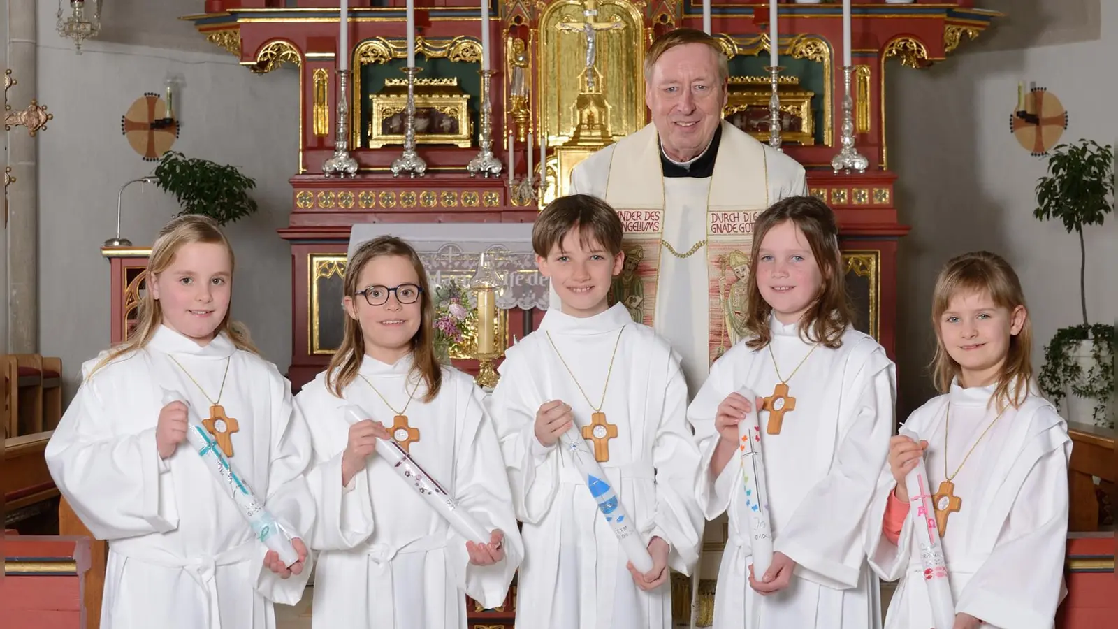 Die Erstkommunionkinder in der Pfarrkirche zu Großlellenfeld mit Herr Pfarrer R. Pasel. (Foto: Foto-Atelier Braun)