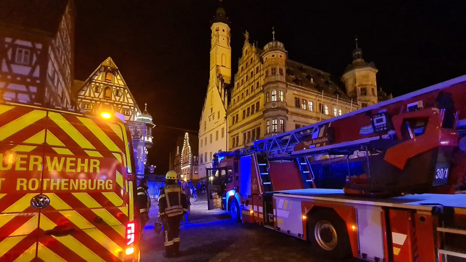 Die Feuerwehr war vorsorglich mit mehreren Fahrzeugen angerückt. Die Alarmierung erwies sich aber als unbegründet. (Foto: Margit Schwandt)