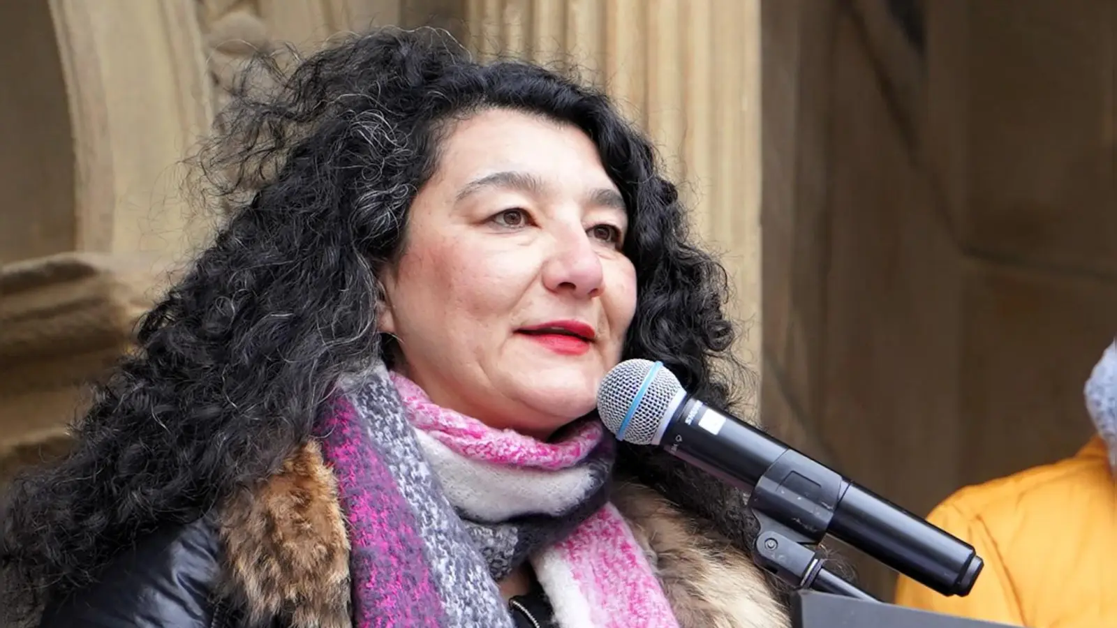 Seçil Herrscher ist in Rothenburg Vorsitzende des Migrationsbeirats. Das Foto zeigt sie bei einer Demo für Demokratie in der Stadt. (Foto: Simone Hedler)