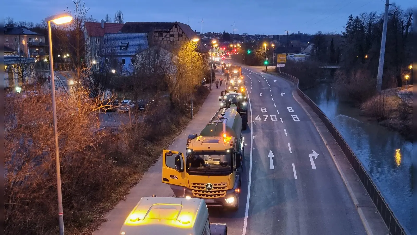 Auch durch Neustadt/Aisch zog sich eine Fahrzeugkolonne. (Foto: Patrick Lauer)