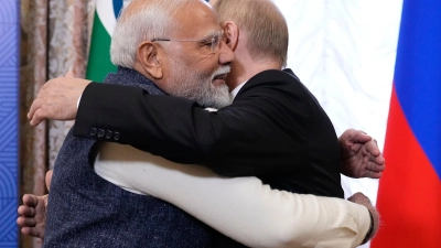 Die Umarmung mit Modi liefert Putin eins der nötigen Bilder, um zu demonstrieren, dass er international trotz Krieg nicht isoliert ist. (Foto: Alexander Zemlianichenko/Pool AP/dpa)