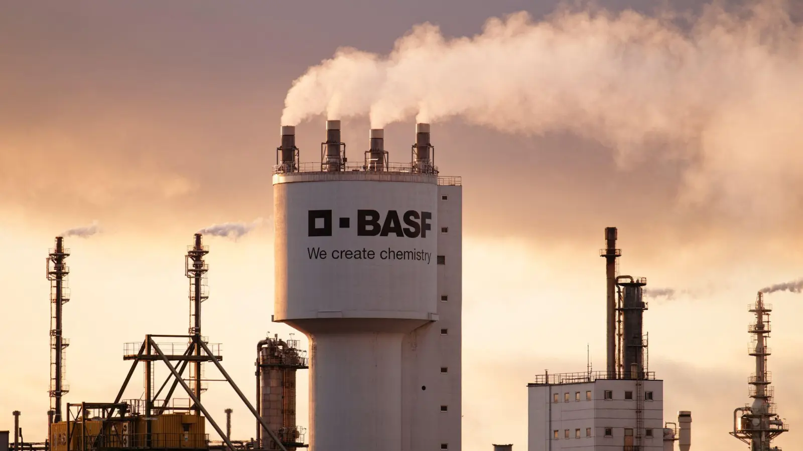 In der Chemiebranche mit dem Branchenführer BASF verbessert sich das Geschäftsklima (Archivbild) (Foto: Uwe Anspach/dpa)