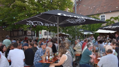 Bei erlesenen Weinen und zünftiger Musik feierten zahlreiche Besucherinnen und Besucher auf dem „Scheiraplatz”. (Foto: Erich Herrmann)