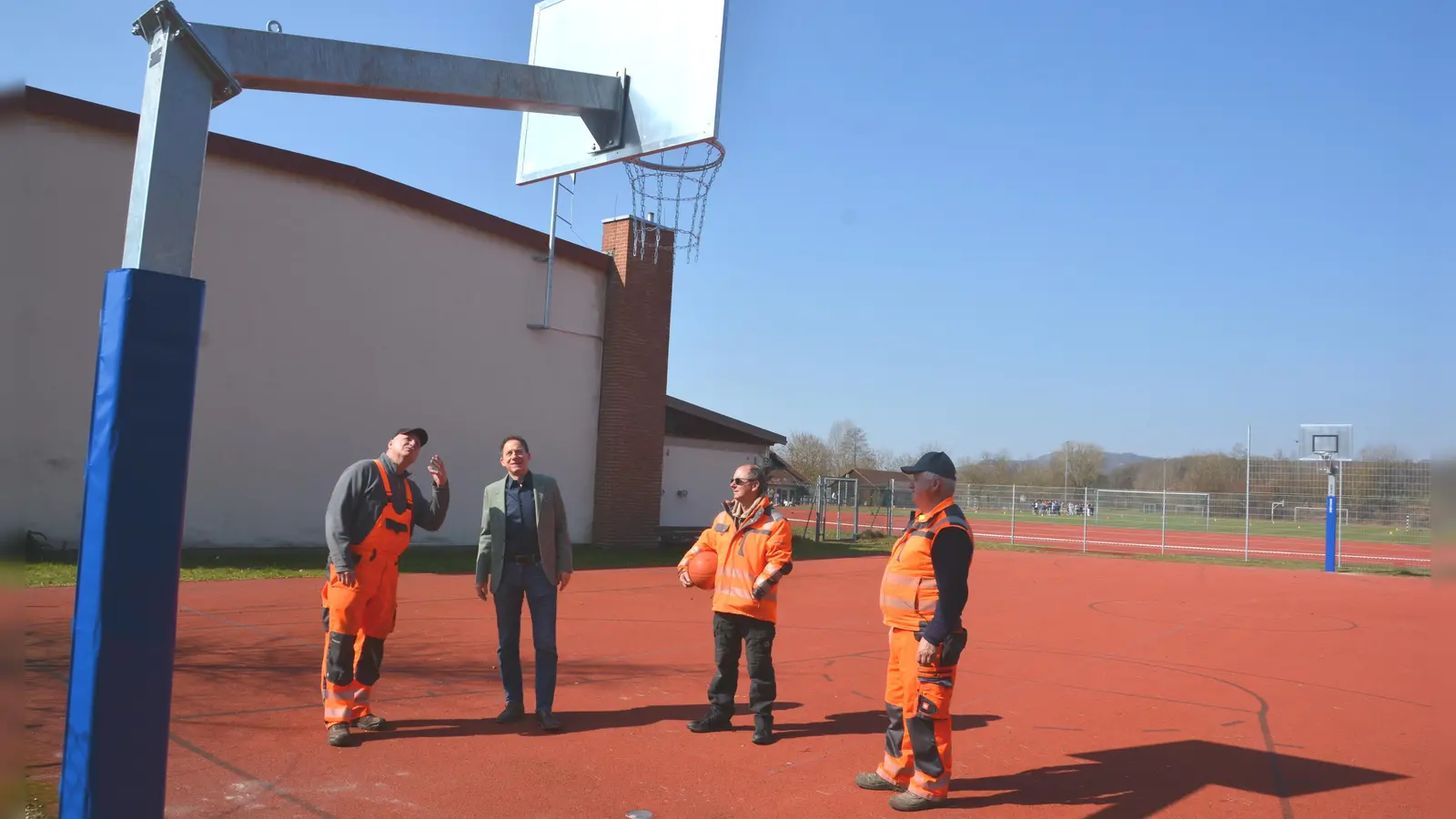 Die städtischen Mitarbeiter Bernd Engelhardt (links) und Franz Schneider (rechts) erläuterten Bürgermeister Stefan Ultsch (2. von links) und Thomas Höver ihren Aufwand für die Wiederherstellung der beschädigten Ausrüstung auf dem öffentlichen Basketballplatz. (Foto: Peter Tippl)