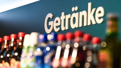 Beim Getränkekauf schaden Mehrwegflaschen der Umwelt am wenigsten. (Foto: Heiko Rebsch/dpa)