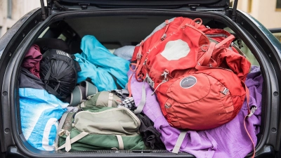 Ob Umzug oder Frühjahrsputz: Ungesicherte Ladung kann bei Vollbremsung zur Gefahr werden. (Foto: Sebastian Gollnow/dpa/dpa-tmn)