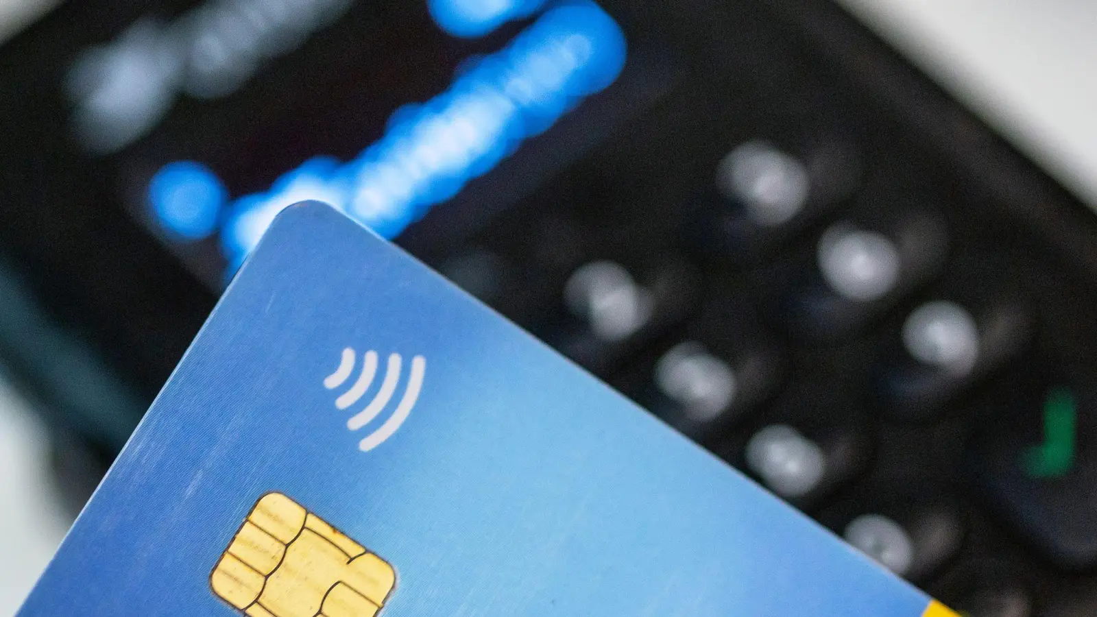 Der Schaden nach Diebstählen von Girocards geht deutlich nach oben. (Symbolbild) (Foto: Fernando Gutierrez-Juarez/dpa)