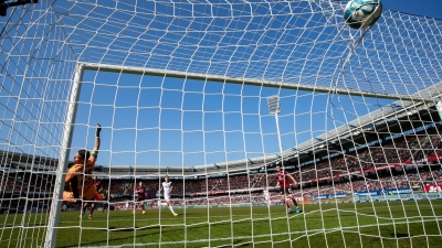 Der Ball von Dresdens Daferner (nicht im Bild) landet zum 1:1 gegen den FC Nürnberg im Netz. (Foto: Tom Weller/dpa)