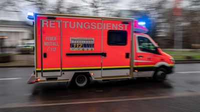 Eine 71 Jahre alte Fußgängerin stirbt nach einem Unfall im Krankenhaus. (Symbolbild) (Foto: Fabian Strauch/dpa)