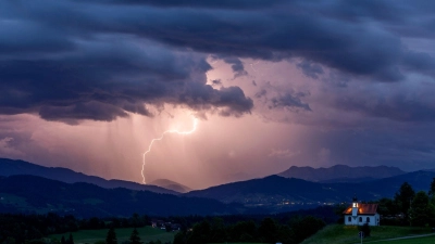 Im Süden Deutschlands sollen die Unwetter besonders heftig werden. (Archivbild) (Foto: Jan Eifert/dpa)