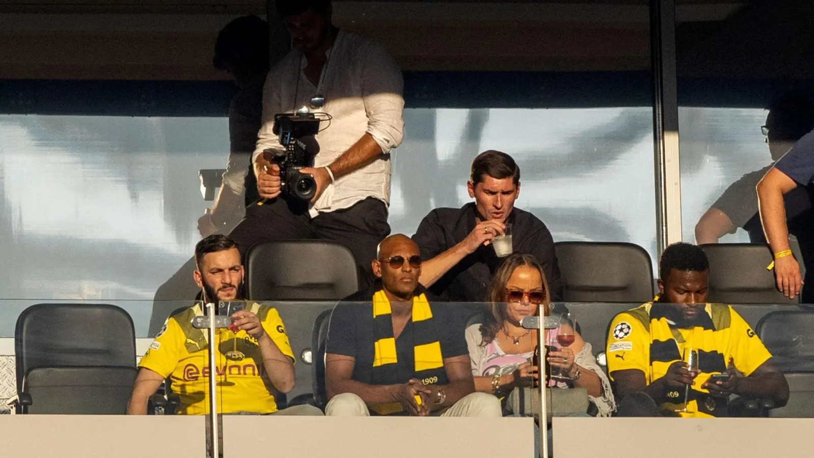 Sébastien Haller (2.v.l.) sitzt bei einem Spiel der Dortmunder auf der Tribüne. (Foto: Marco Steinbrenner/Kirchner-Media/dpa)