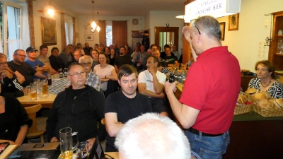 Das brisante Thema Kanal sorgte bei der Bürgerversammlung in Neustett für einen vollen Saal. Bürgermeister Johannes Schneider (stehend) versuchte, die komplexen Aspekte zu erläutern. (Foto: Karl-Heinz Gisbertz)