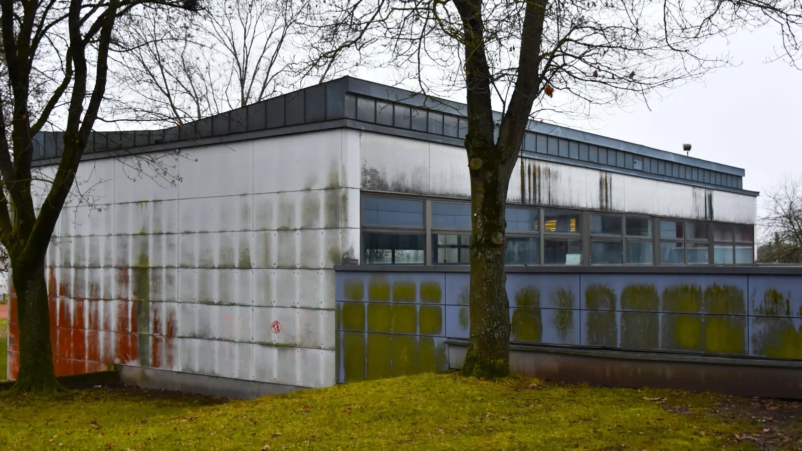 Die alte Einfachturnhalle an der Grund- und Mittelschule in Herrieden wird abgebrochen. Entstehen soll ein Neubau mit Doppelsporthalle und Räumen für die Ganztagsbetreuung. (Foto: Werner Wenk)