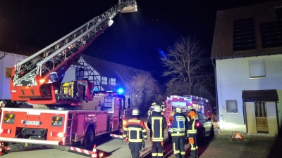 Im Trautskirchener Ortsteil Hohenroth brach am Dienstagabend ein Brand aus. Im Einsatz war auch die Wehr aus Dietenhofen mit einer Drehleiter. (Foto: Kreisfeuerwehrverband Neustadt/Rainer Weiskirchen)