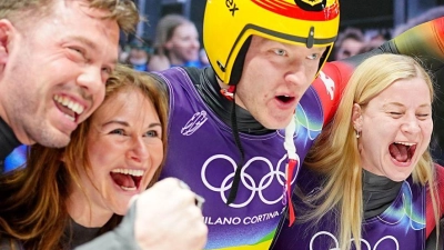 Die deutschen Rodler gewinnen Gold in der Team-Staffel.  (Foto: Michael Kappeler/dpa)
