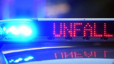 Ein schwerer Unfall auf der B470 zwischen Dietersheim und Dottenheim beschäftigt am Sonntagabend die Rettungskräfte. (Symbolbild: Stefan Puchner/dpa)