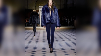 Mitternachtsblau erobert die Laufstege: Bei der 032c Ready-To-Wear Show glänzt eine Fake-Fur-Jacke in dem Ton (ca. 1.200 Euro). (Foto: 032c Ready-To-Wear/dpa-tmn)