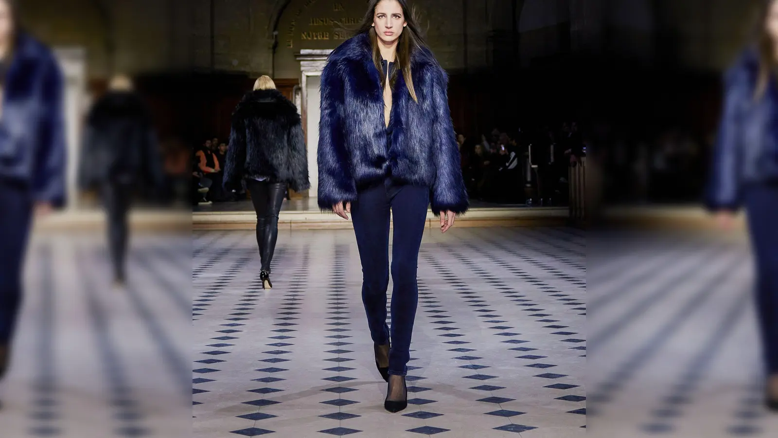 Mitternachtsblau erobert die Laufstege: Bei der 032c Ready-To-Wear Show glänzt eine Fake-Fur-Jacke in dem Ton (ca. 1.200 Euro). (Foto: 032c Ready-To-Wear/dpa-tmn)