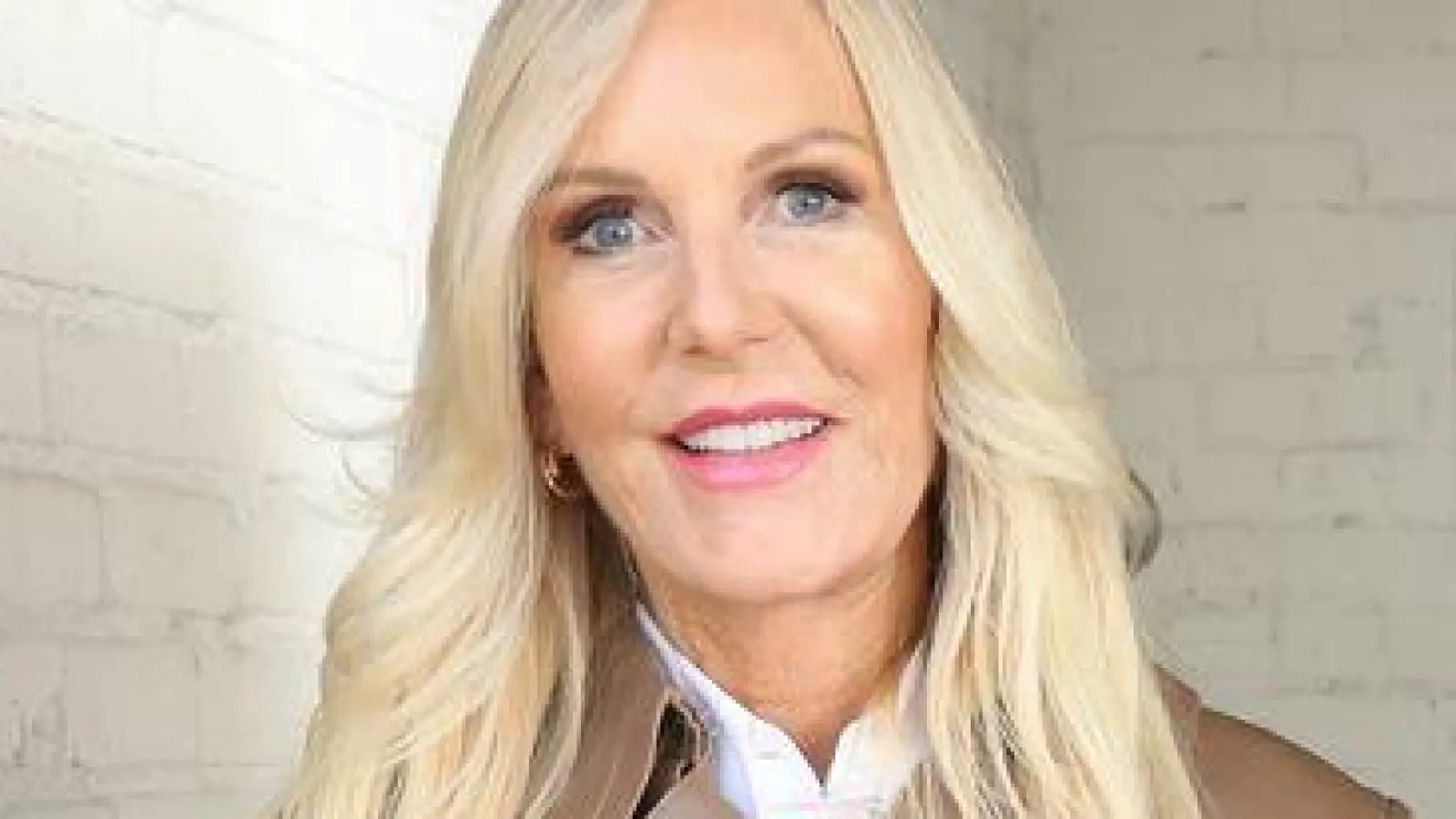 Marion Fedder, die Witwe von Jan Fedder hat den alten Peugeot 402 aus dem Filmklassiker „Das Boot“ in einer Garage gefunden.  (Foto: Marion Fedder/Wallocha/dpa)