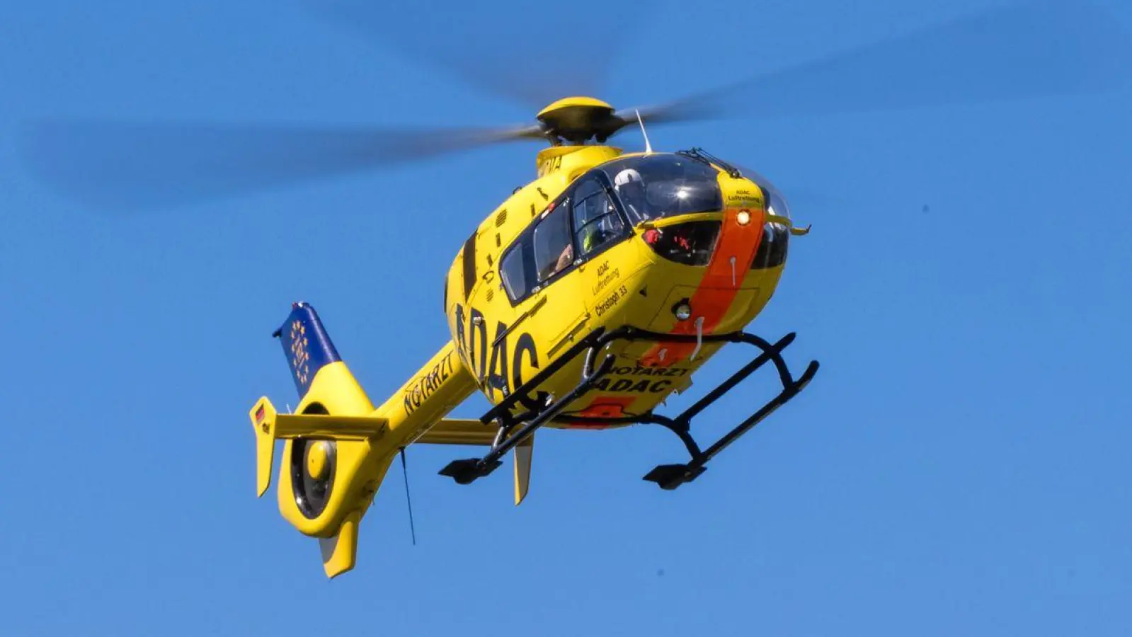 Die 18-jährige Beifahrerin erlitt schwere Verletzungen und wurde mit einem Hubschrauber in eine Klinik geflogen. (Symbolbild) (Foto: Frank Hammerschmidt/dpa)