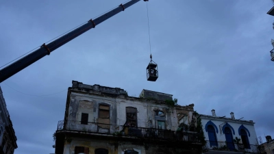 Einheiten der Feuerwehr sind in Havanna im Einsatz, nachdem ein Haus teilweise eingestürzt ist. (Foto: Ramon Espinosa/AP/dpa)