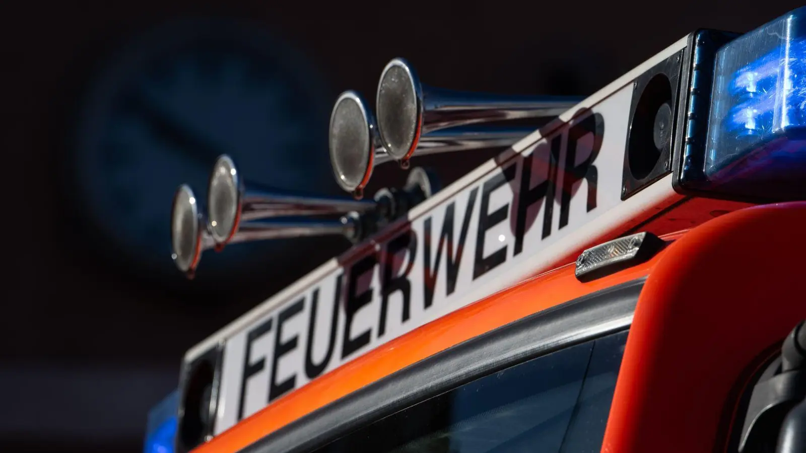 Bis die Feuerwehr das Feuer löschte, dauerte es. (Symbolbild) (Foto: Marijan Murat/dpa)