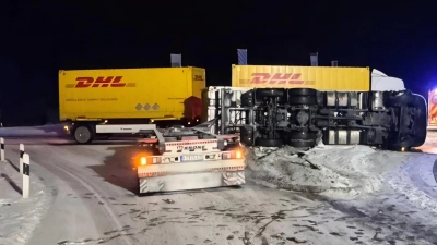 Ein LKW war auf die Seite gestürzt und blockierte die Zufahrt zum Kreisverkehr. (Symbolbild: Rainer Weiskirchen )